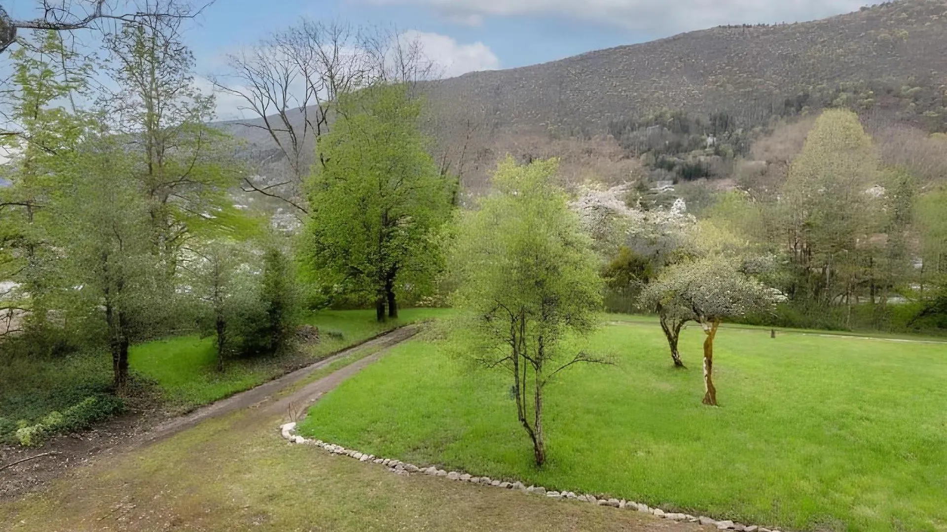 Maison Jumelee Avec Terrasse - A 200M Du Lac D'Annecy Sevrier Holiday home